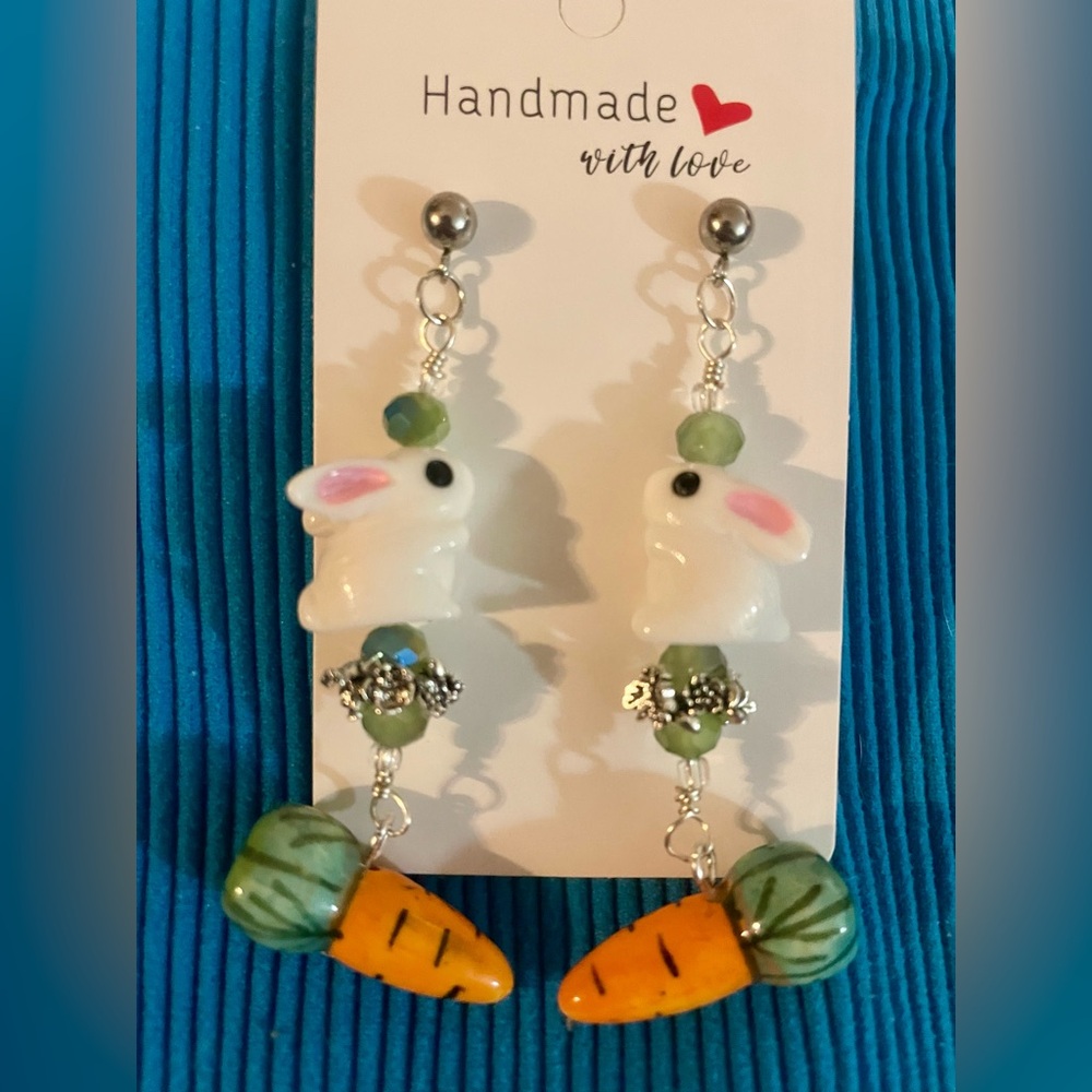 ❌❌SOLD❌❌Cute Bunny and Carrot Earrings - Picture 4 of 4